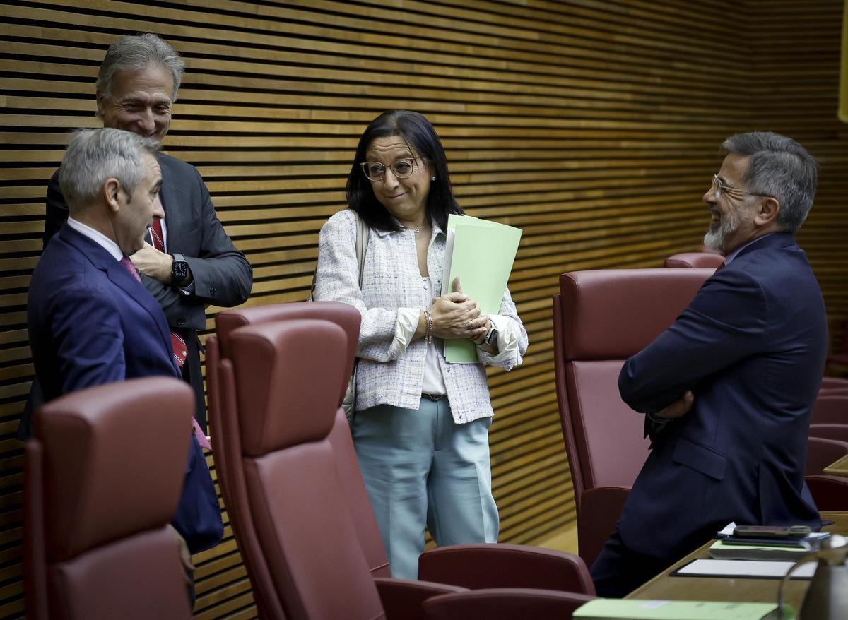 Los miembros de la Mesa de las Corts hablan durante el pleno.