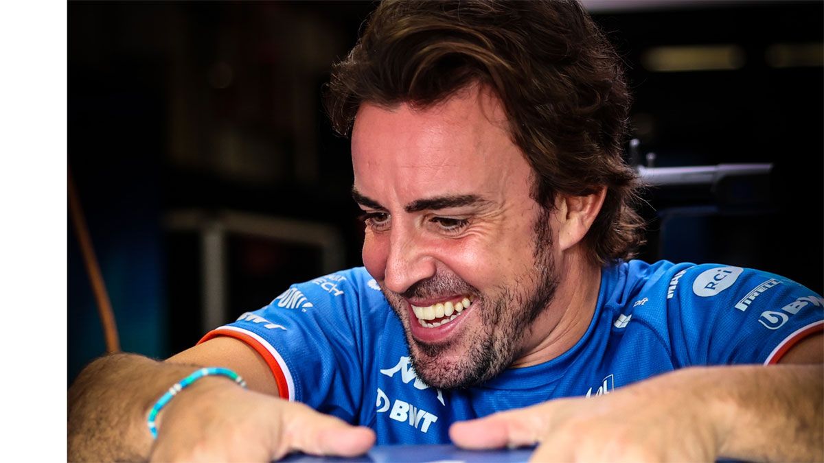 Alonso, en el box de Alpine antes del inicio del GP de Brasil