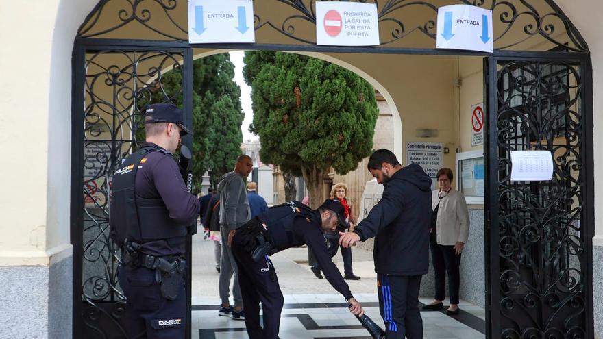 Visita a los difuntos en Torrent entre fusiles y detectores de metales