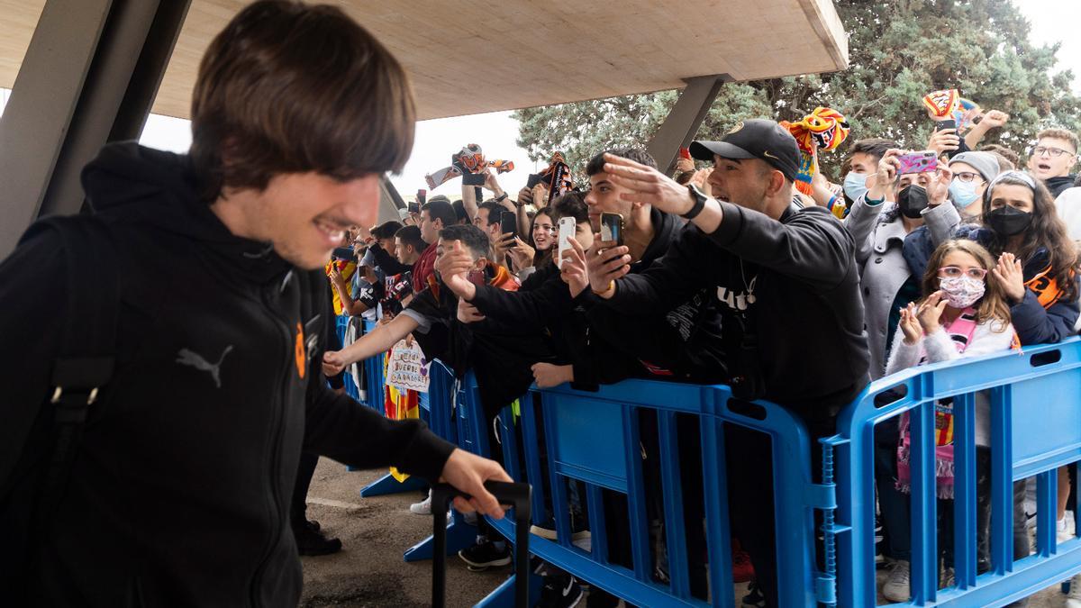 Apoteósica salida del Valencia CF a Sevilla