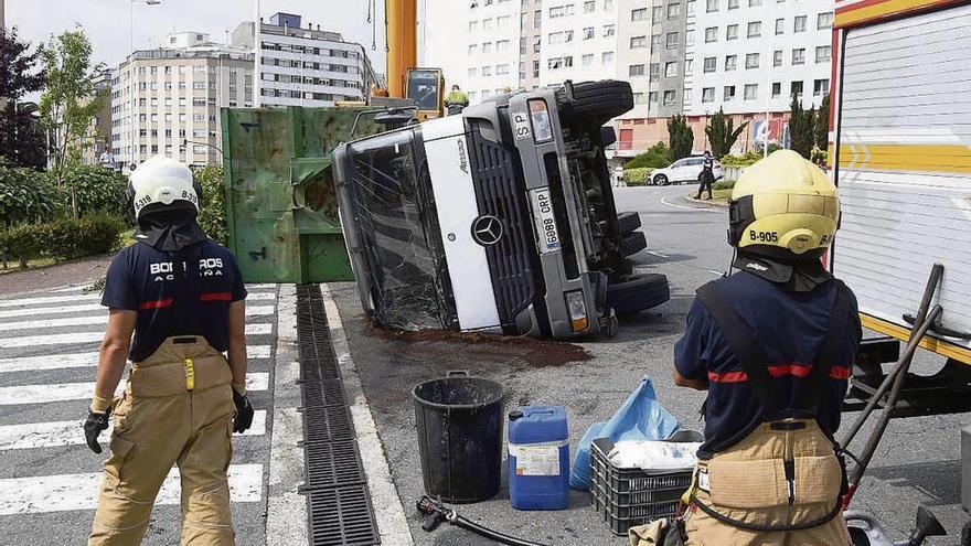 Vuelco de un camión sin heridos en Monelos