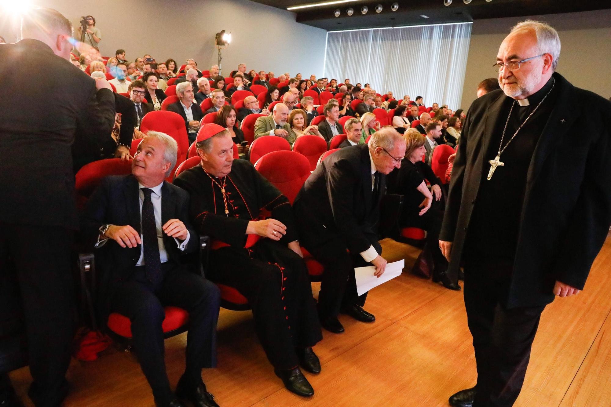EN IMÁGENES: Los premios de la Cámara de Comercio de Avilés con el cardenal Artime entre los galardonados