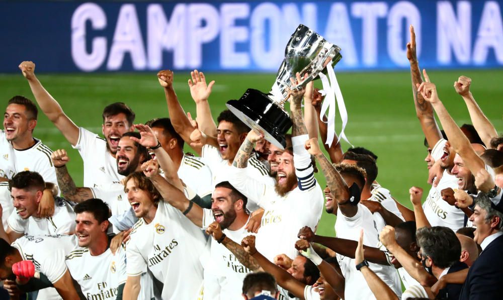 Sergio Ramos y sus compañeros celebran con el trofeo su victoria en LaLiga Santander, después de la reanudación del juego a puerta cerrada tras la suspensión de las competiciones por el coronavirus. Foto: Reuters