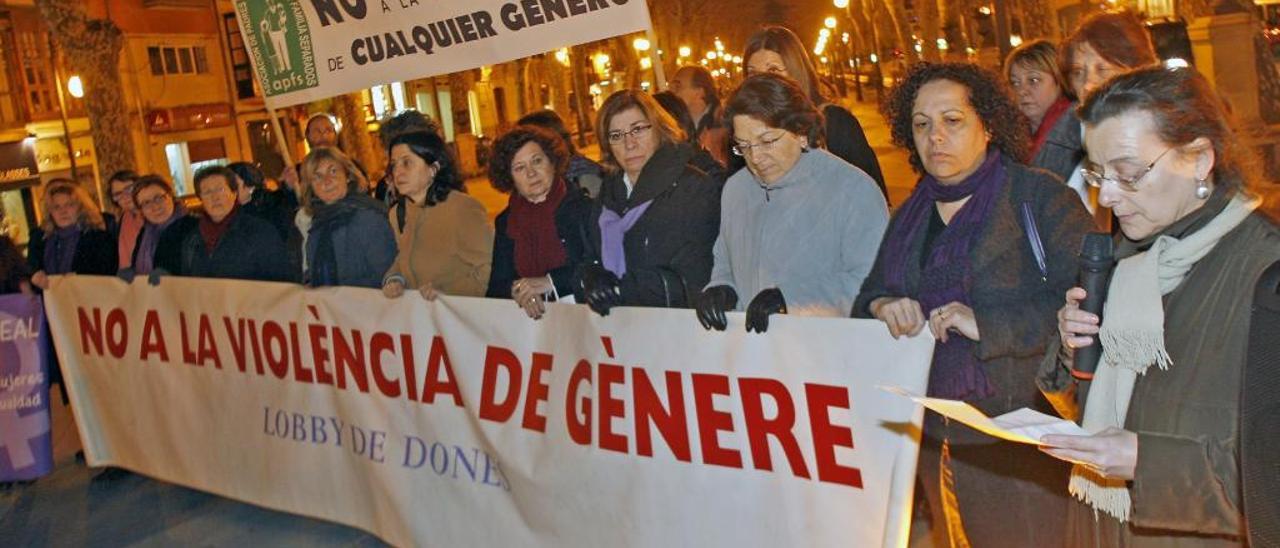 Desenes de persones protesten per la mort de María Jesús Rufas.