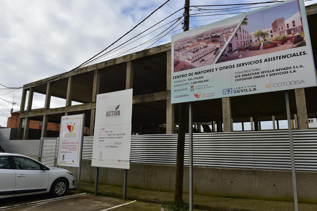 Carteles ante la residencia de mayores de Malpartida de Plasencia, paralizada.
