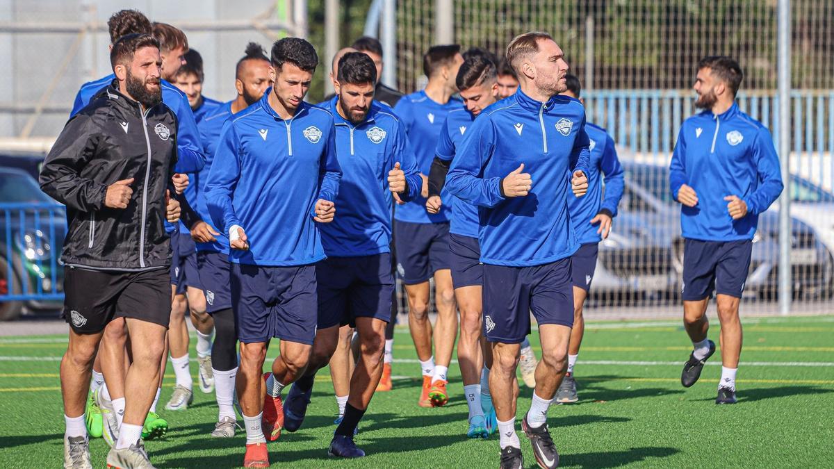 Los jugadores del Intercity entrenan sobre césped artificial.