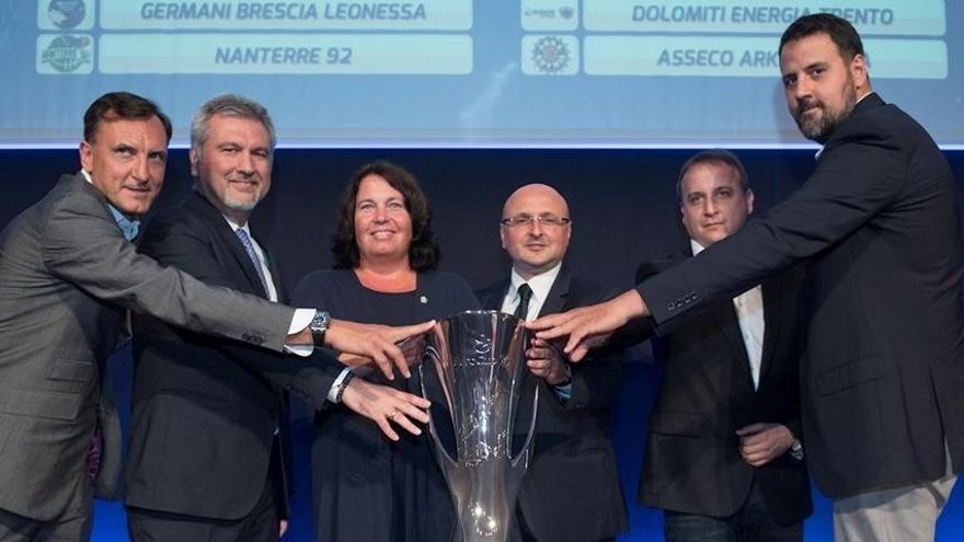Los representantes de los seis equipos del grupo D, junto al trofeo. A la derecha, Germán Gabriel, técnico asistente de Luis Casimiro.