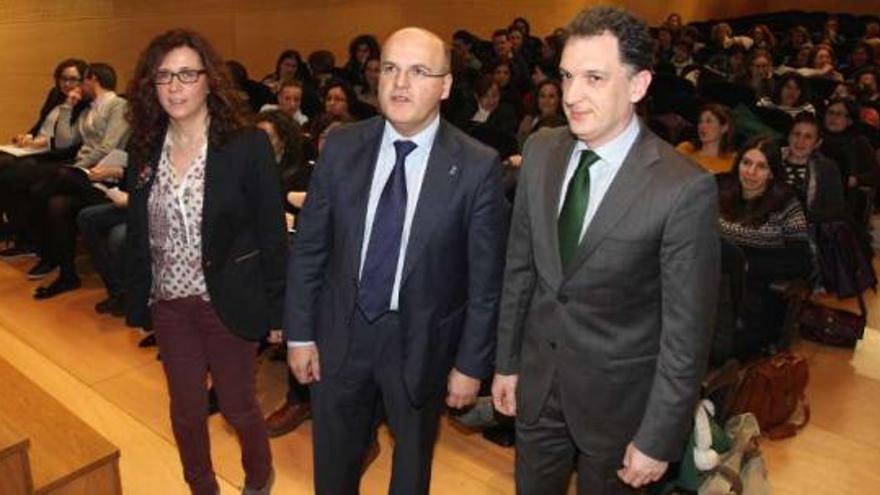 Montserrat Rodríguez, Manuel Baltar y Juan José Cerdeira, con representantes municipales.  // Iñaki Osorio