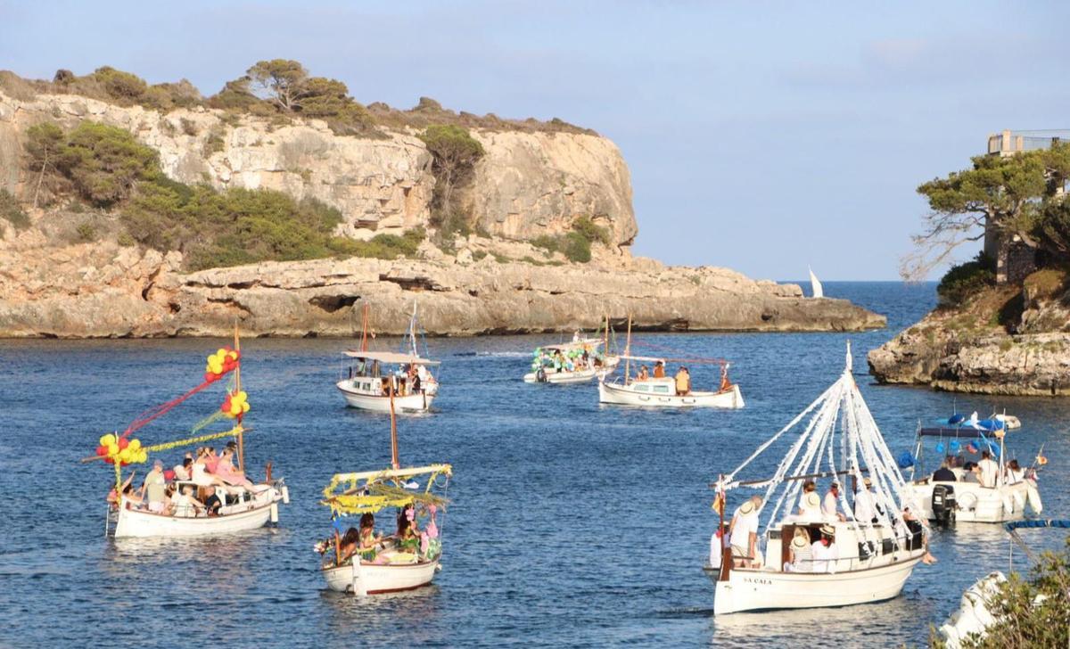 Die Schutzheilige Mare de Déu del Carme wird in vielen Küstenorten mit geschmückten Booten gefeiert.