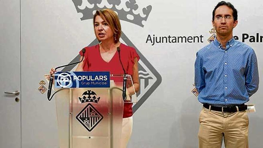 Margalida Durán, con el concejal Guillermo Sánchez.