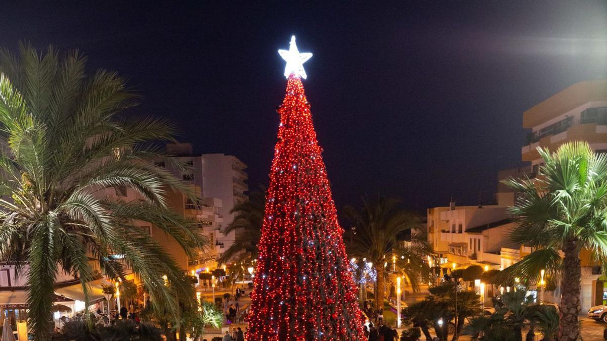 Encendido del alumbrado navideño, el pasado año en Santa Eulària. | VICENT MARÍ