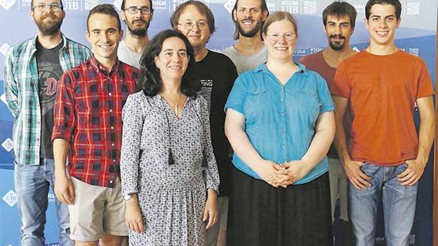 Foto de familia del grupo de gravitación y relatividad de la UIB con la doctora Sintes al frente.