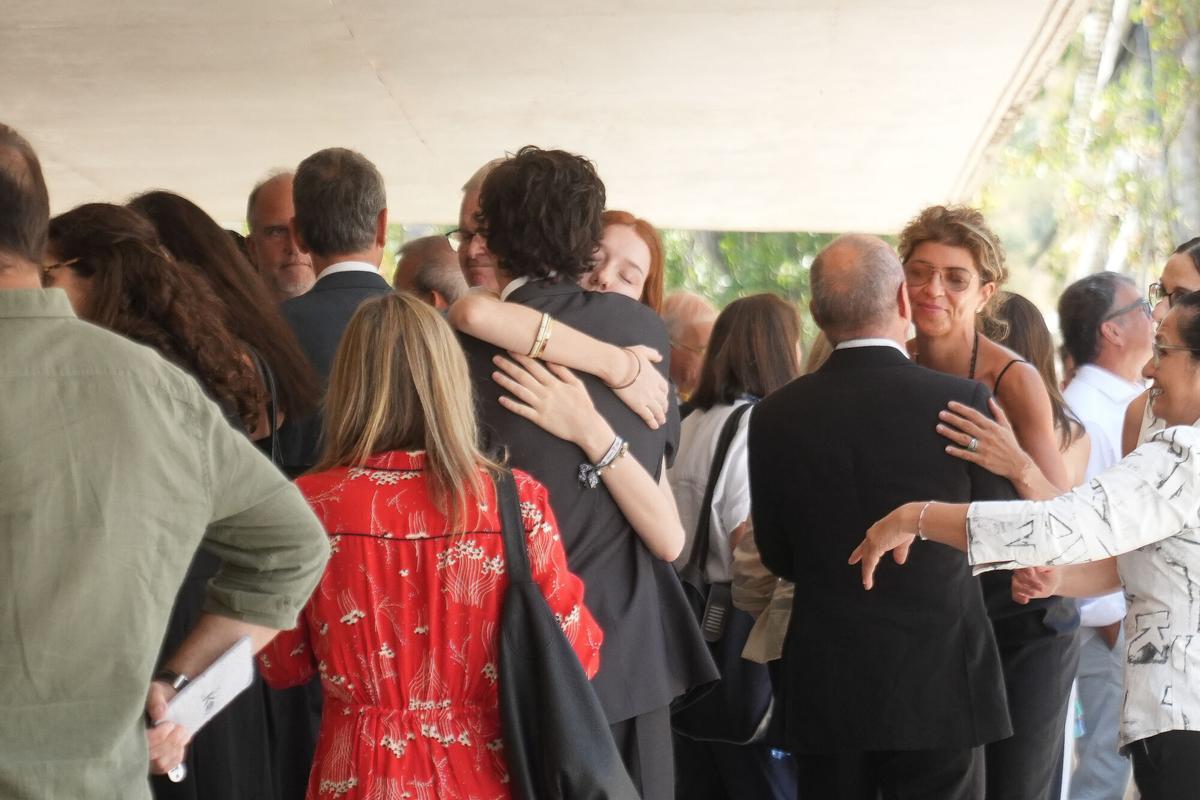 Amigos y familiares durante el funeral del expresidente de La Caixa Josep Vilarasau, en el Tanatori de Sant Gervasi, a 30 de julio de 2026, en Barcelona, Catalunya (España).