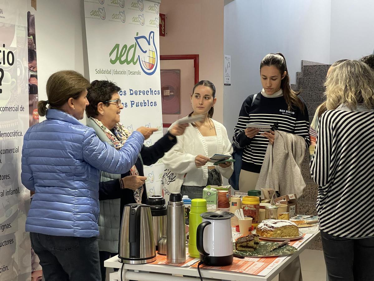 El personal docente e investigador participó en un desayuno con productos de comercio justo.