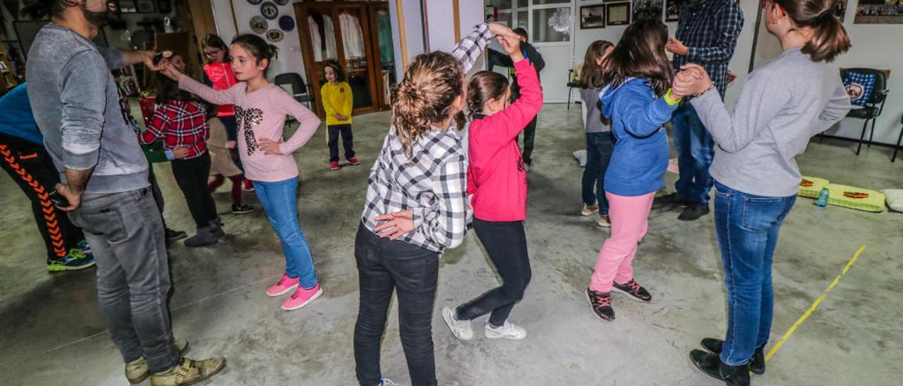 Los alumnos de la escuela aprenden uno de los pasos de baile.