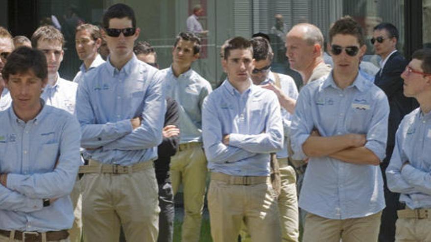 Compañeros de equipo de Xavier Tondo junto a personalidades del deporte dan su último adiós al ciclista.