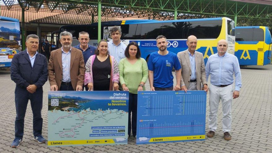 El consejero Alejandro Calvo, segundo por la izquierda, y representantes institucionales, ayer, en la estación de autobuses de Llanes con motivo de la presentación de los refuerzos estivales de transporte público. | LNE