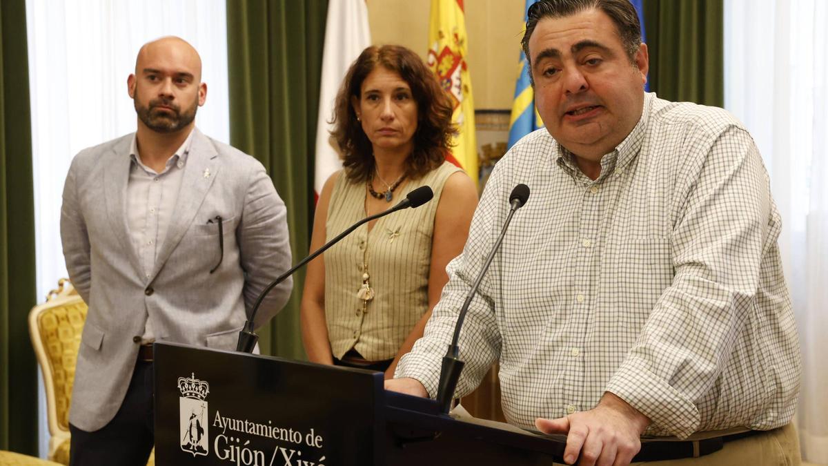 Pelayo Barcia, este martes, con Jesús Martínez Salvador y Nuria Bravo al fondo, en el salón de recepciones del Ayuntamiento.