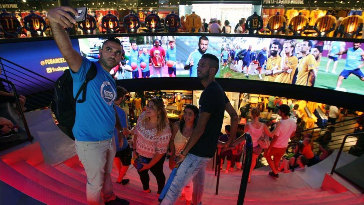 Turistas visitando la tienda del Barça del Camp Nou