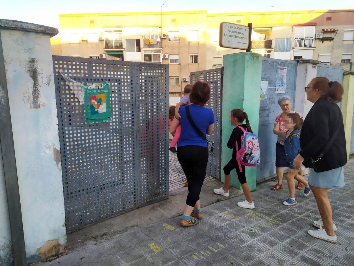 Acceso a un edificio de Primaria del colegio San Miguel de Plasencia.