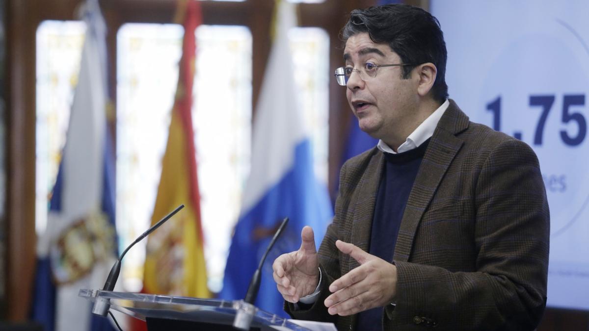 El presidente del Cabildo de Tenerife, Pedro Martín, durante su comparecencia hoy.