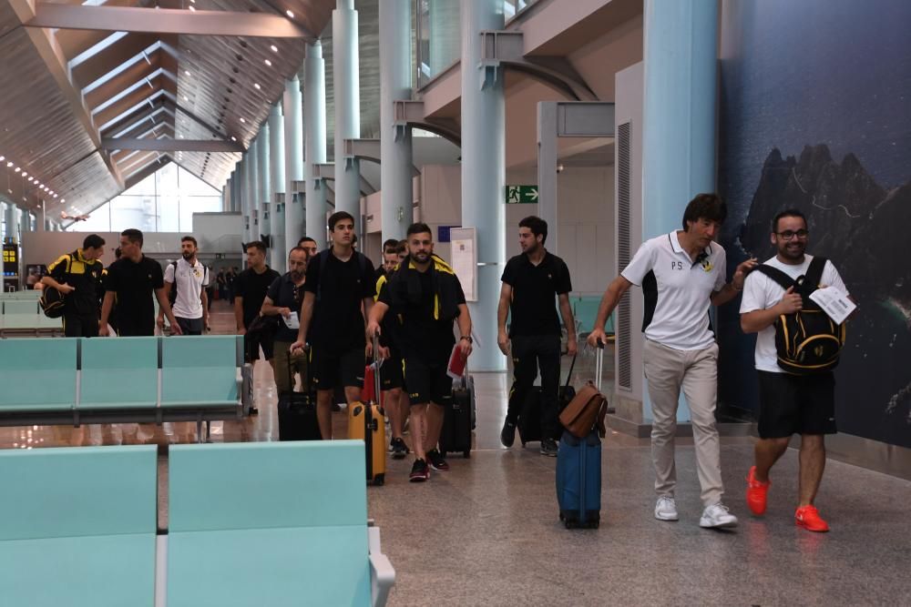 La expedición aurinegra partió al completo esta mañana desde el aeropuerto de Peinador y se hospedará en Figueres antes del partido de mañana a las 18.15 horas ante el Peralada.