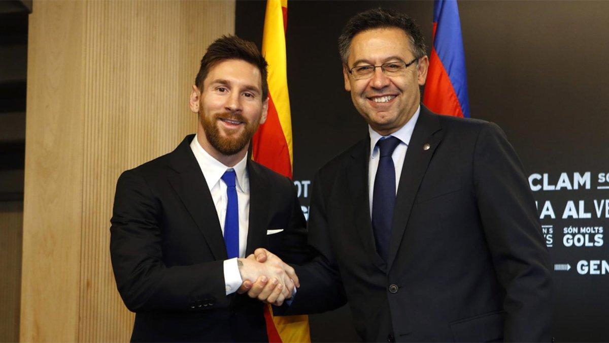 Leo Messi y Josep Maria Bartomeu tras la última renovación del argentino en 2017