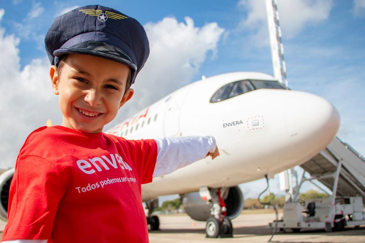 Un niño de la Asociación de Empleados de Iberia Padres de Personas con Discapacidad, junto a un avión