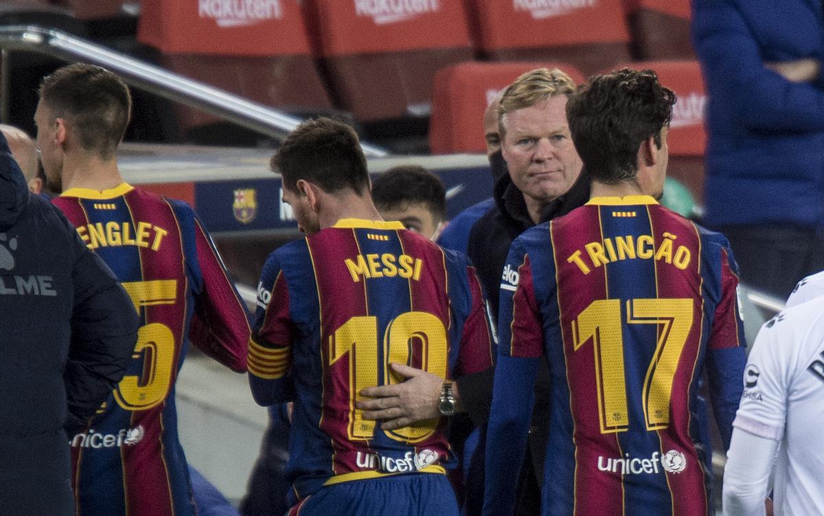 Koeman felicita a Messi tras la goleada al Huesca en el Camp Nou.