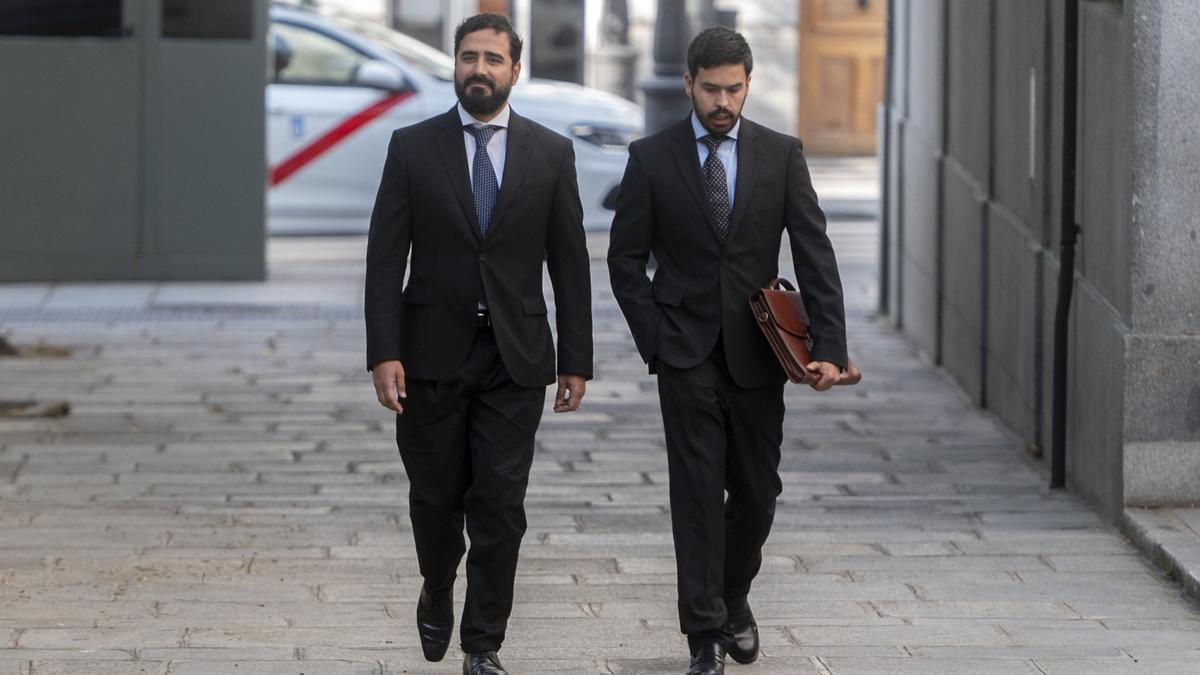 El eurodiputado y líder de Se Acabó La Fiesta (SALF), Luis 'Alvise' Pérez (I), a su llegada al Tribunal Supremo, a 5 de junio de 2025, en Madrid (España).