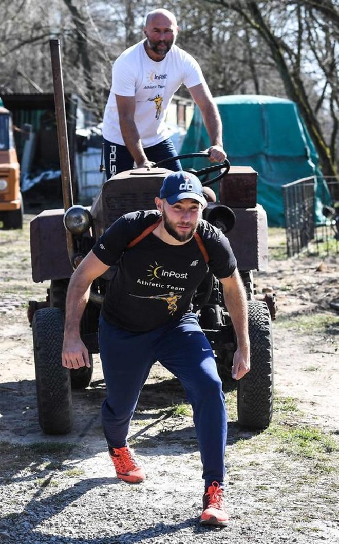 El lanzador de jabalina polaco Marcin Krukowski (al frente) se ejercita durante la crisis del coronavirus en Nowa Wies, cerca de Varsovia, Polonia, en un centro de entrenamiento creado por su padre y entrenador Michal Krukowski.