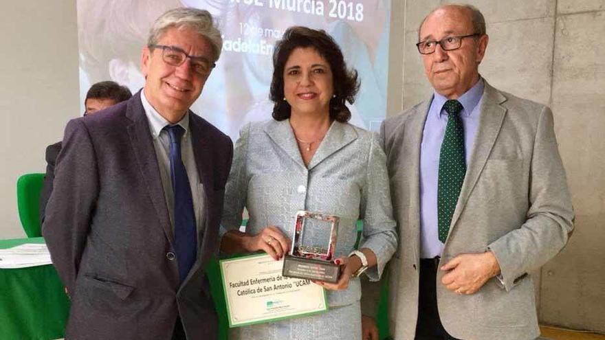 La decana Paloma Echevarría, recibiendo el premio junto a los secretarios generales de la Consejería de Salud, Miguel Ángel Miralles, y de SATSE, José Antonio Blaya