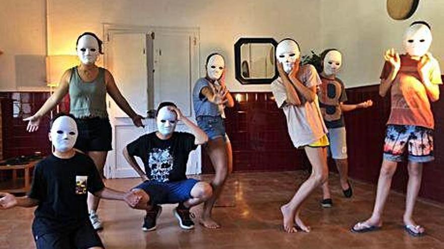 La mainada durant el taller de teatre que mostraran el divendres.