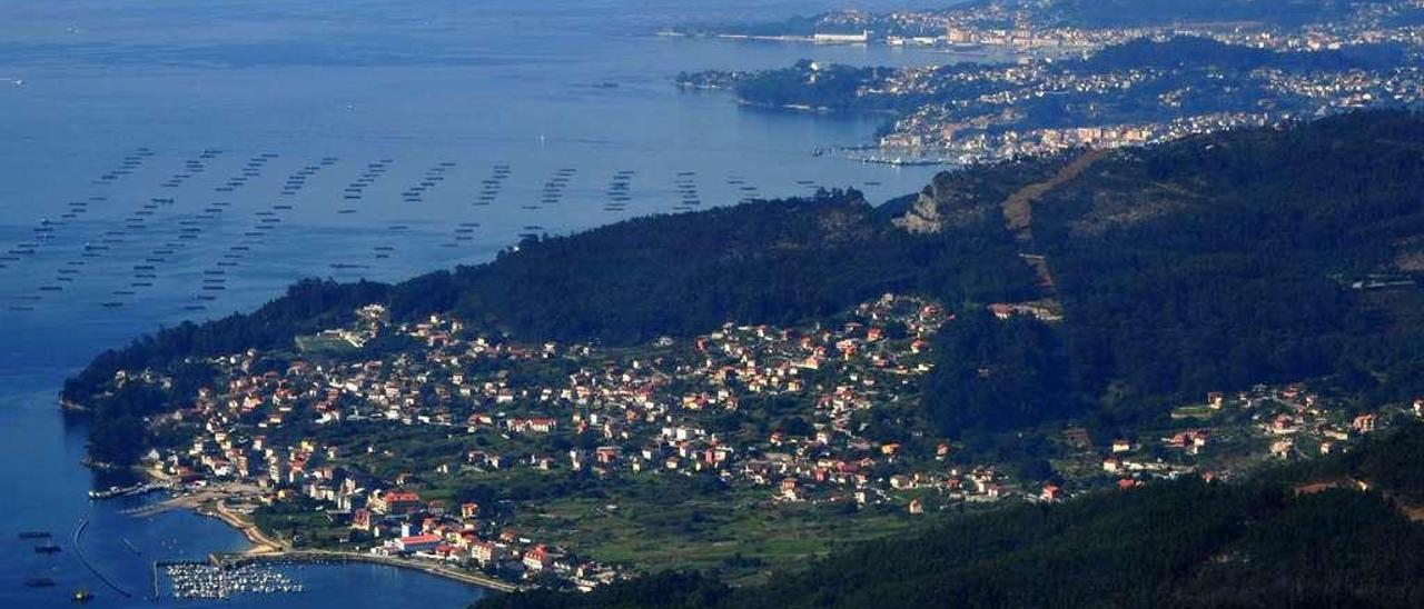 Una vista áerea de la comarca, con Domaio y Moaña en primer término y el concello de Cangas al fondo. // Iñaki Abella