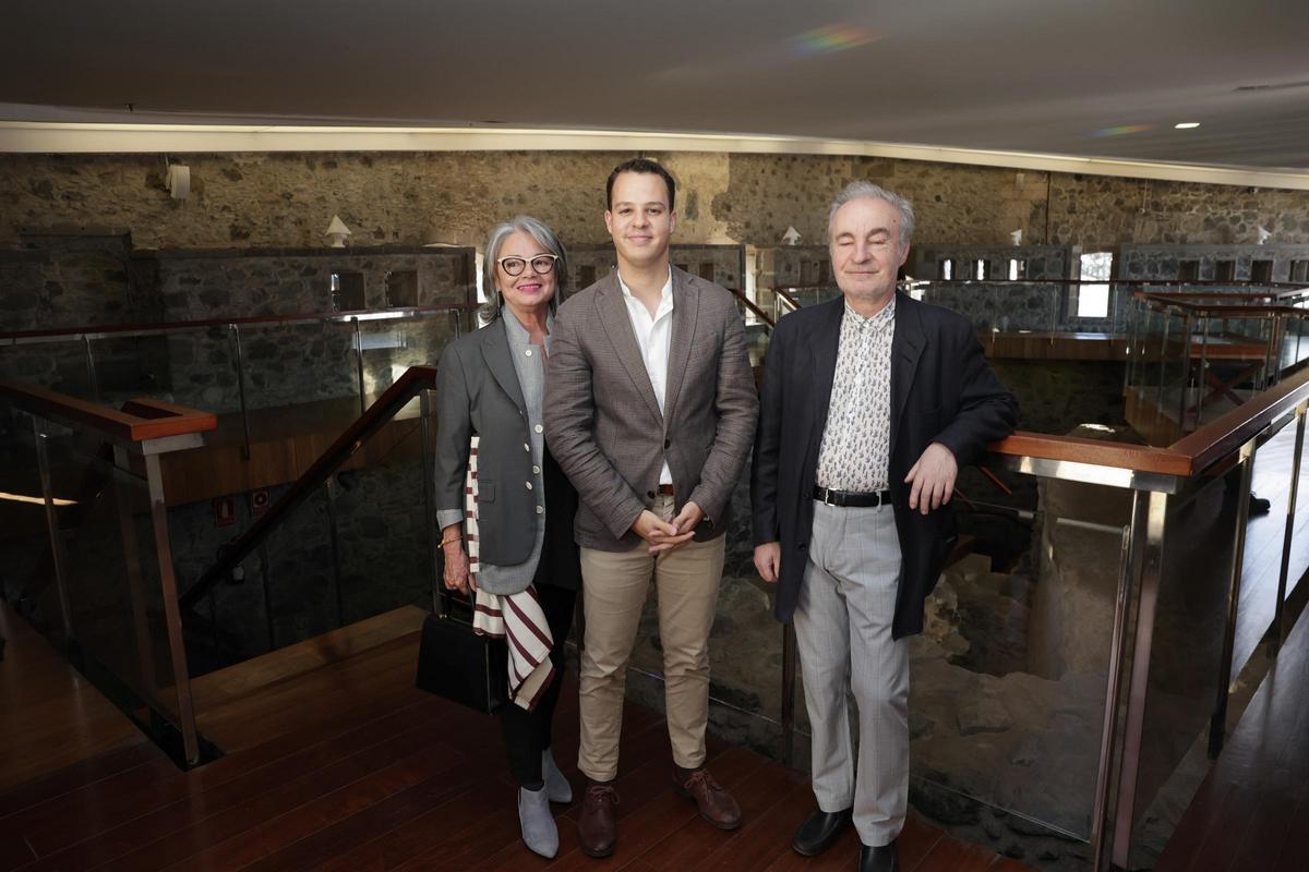 De izqda a dcha, la galerista Saro León, el concejal de Cultura del Ayuntamiento capitalino, Adrián Santana, y el autor, José Iges