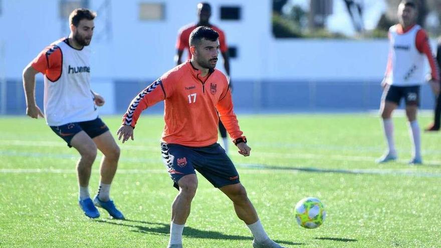 José García con sus compañeros en el campo de A Seca en uno de los entrenos de la semana. // Gustavo Santos