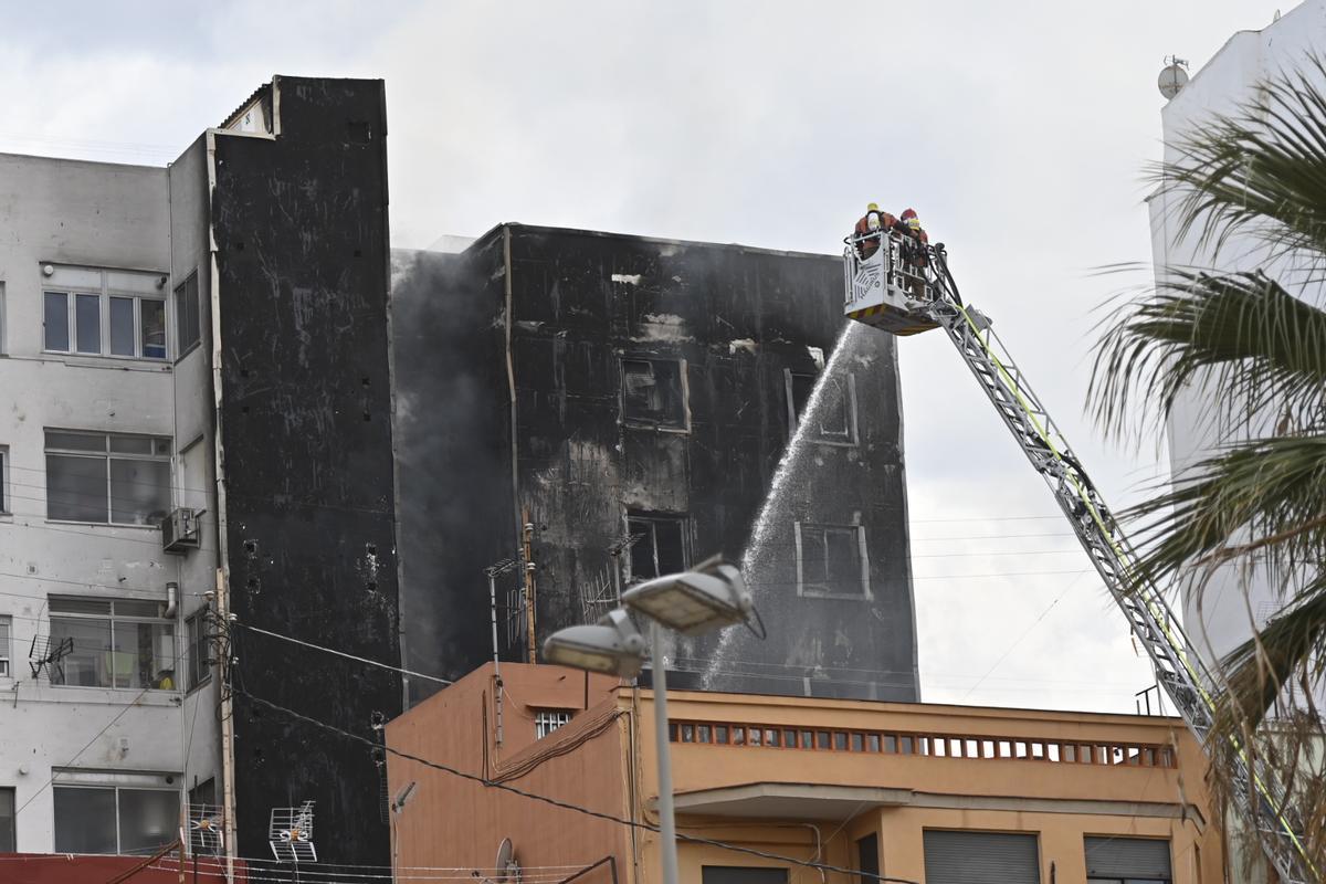 Las imágenes del incendio en un edificio de Castelló