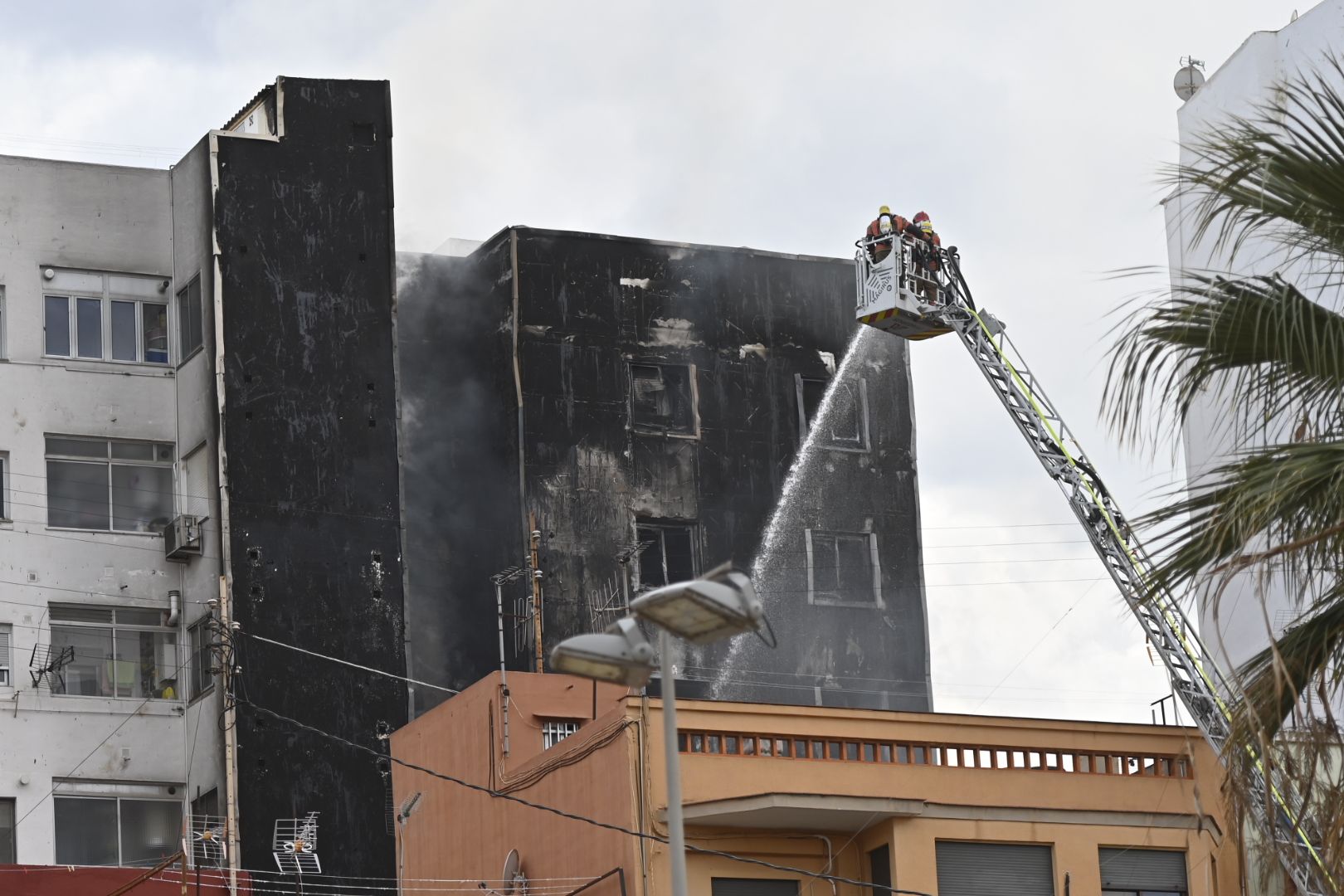 Las imágenes del incendio en un edificio de Castelló