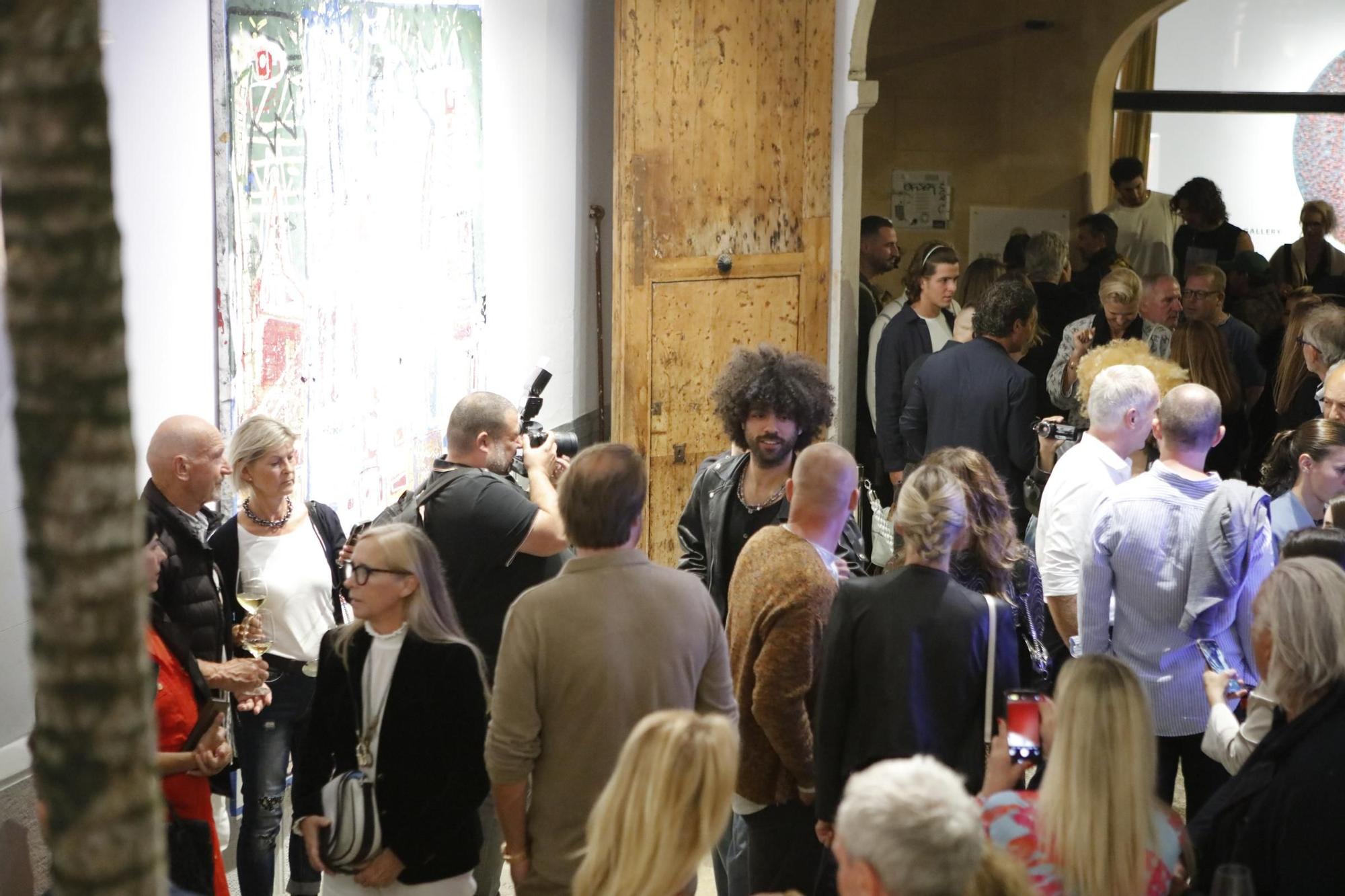 "Waffelbecker" Noah: So originell feierte der Sohn von Boris Becker seine Vernissage in Palma