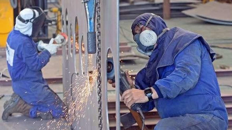 Dos trabajadores del sector naval.