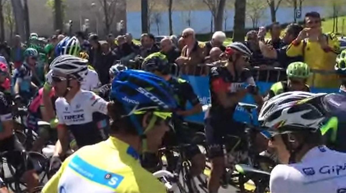 Protesta dels participants a la Vuelta al País Basc a l’inici de la segona etapa.