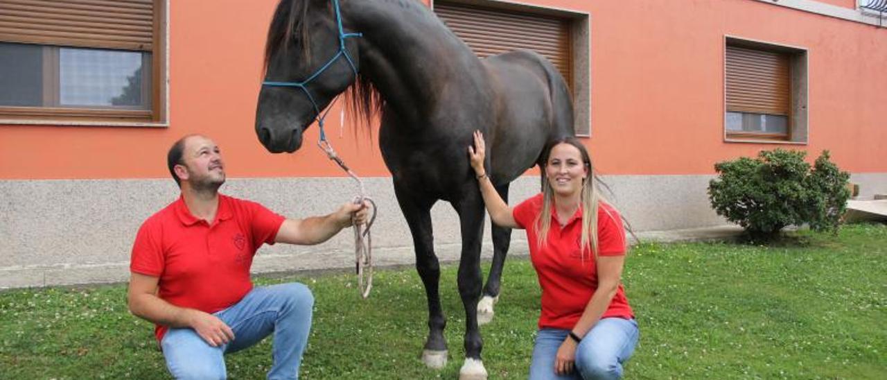 Diego Souto y Tamara Abilleira posan junto a su caballo “Centurión”.   | // BERNABÉ/ANA AGRA