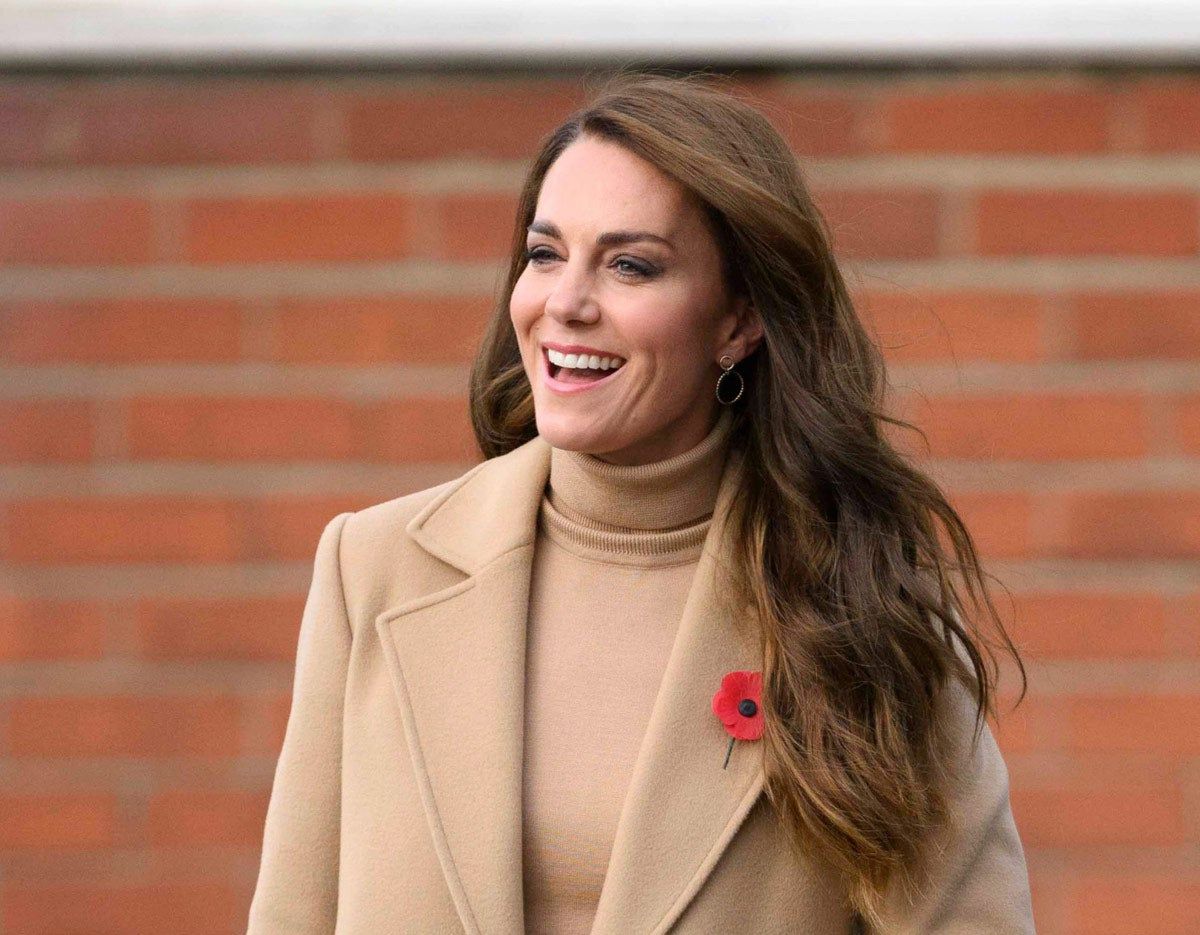 Kate Middleton, con look monocromo camel de abrigo y jersey de cuello alto