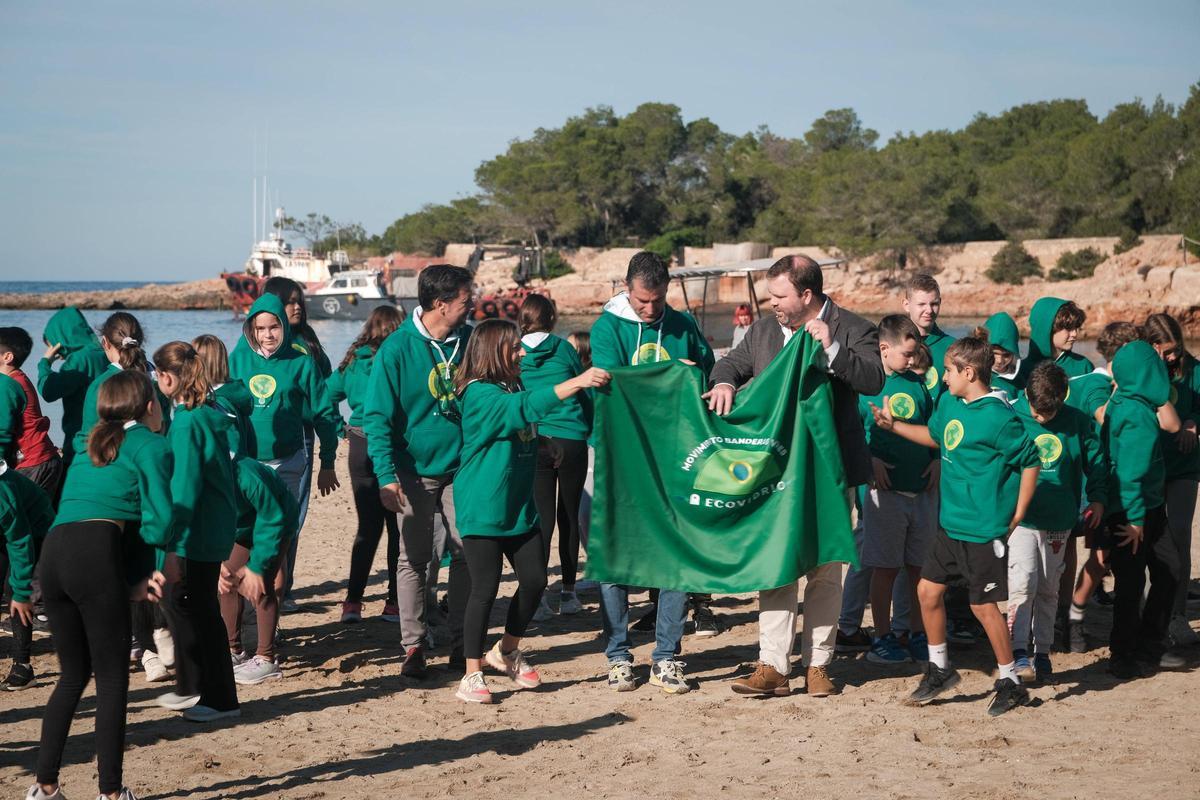 Sant Antoni revalida la Bandera Verde de Ecovidrio y obtiene la mayor puntuación de reciclaje de vidrio de Balears.