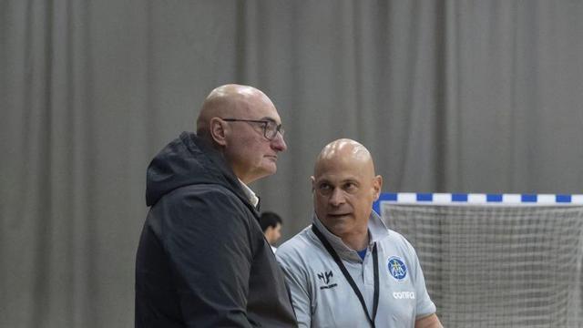 Caco Fernández, presidente del Confía Base Oviedo, en Vallobín con el entrenador Juan Moreno.