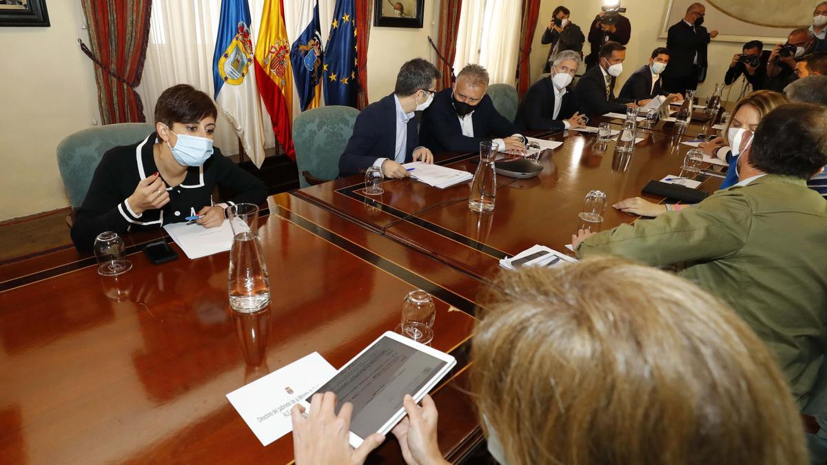 Reunión de la comisión mixta que supervisa la reconstrucción de La Palma tras la erupción.