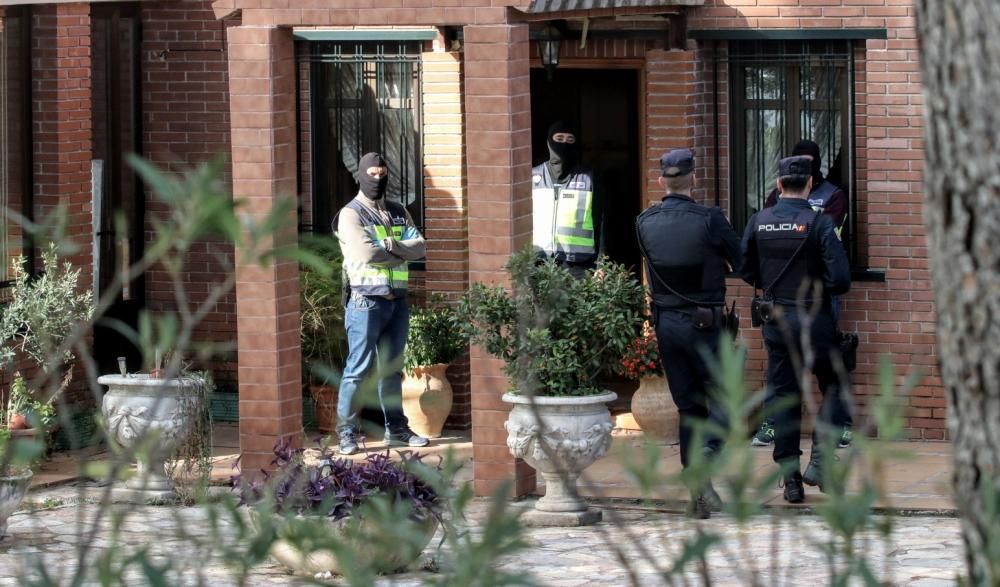 La Policía registra la casa del supuesto yihadista detenido en Cocentaina