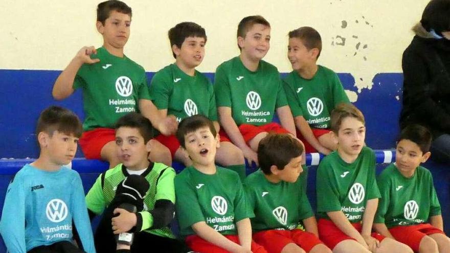 Los Benjamines del Racing esperan su turno para disputar el encuentro.