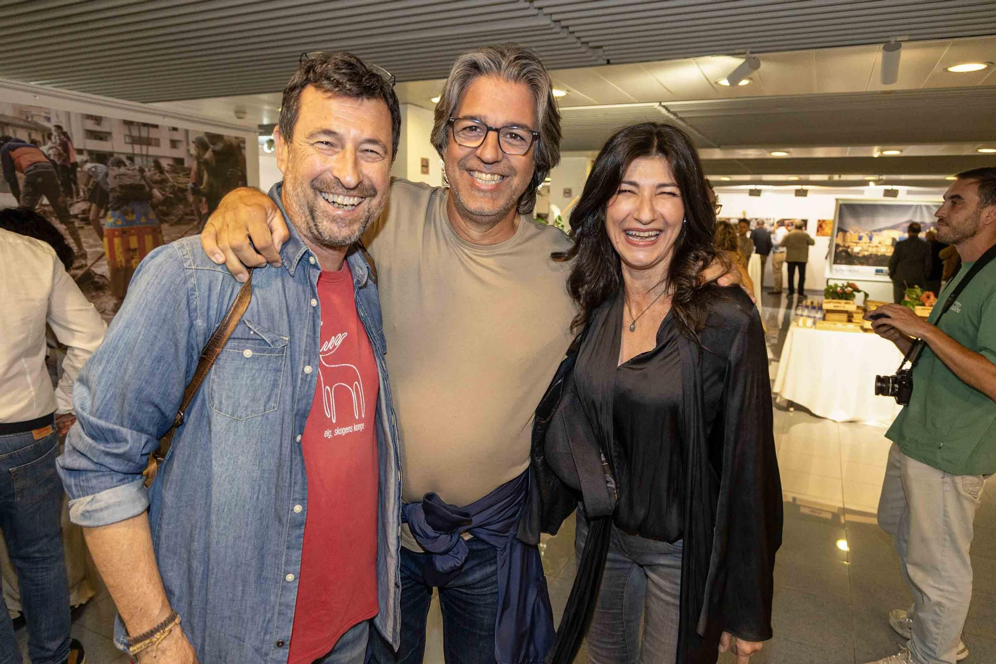 lleno total en la inauguración de INFotoperiodistas 2024,. un año de fotografía de prensa en Alicante