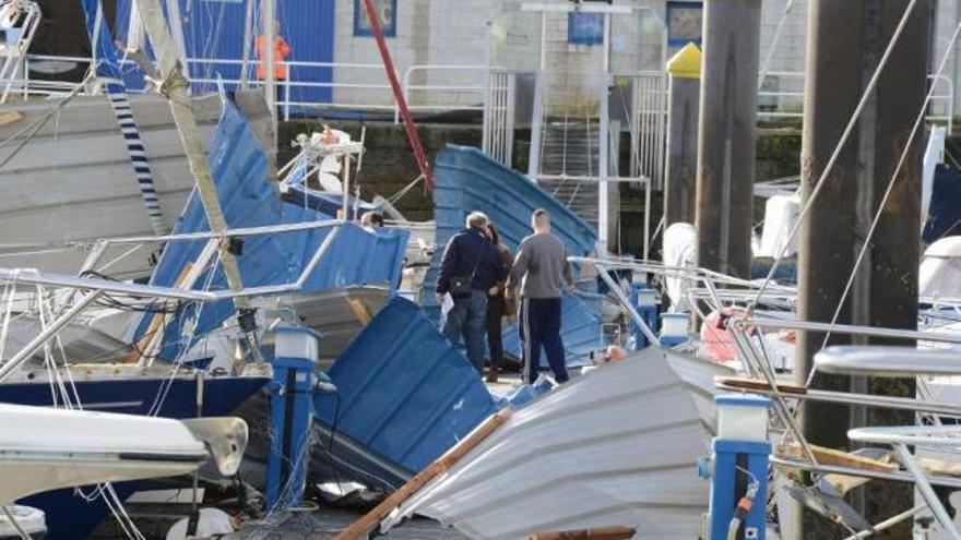 Un tornado arranca la cubierta de una nave y daña a 30 barcos en Cangas